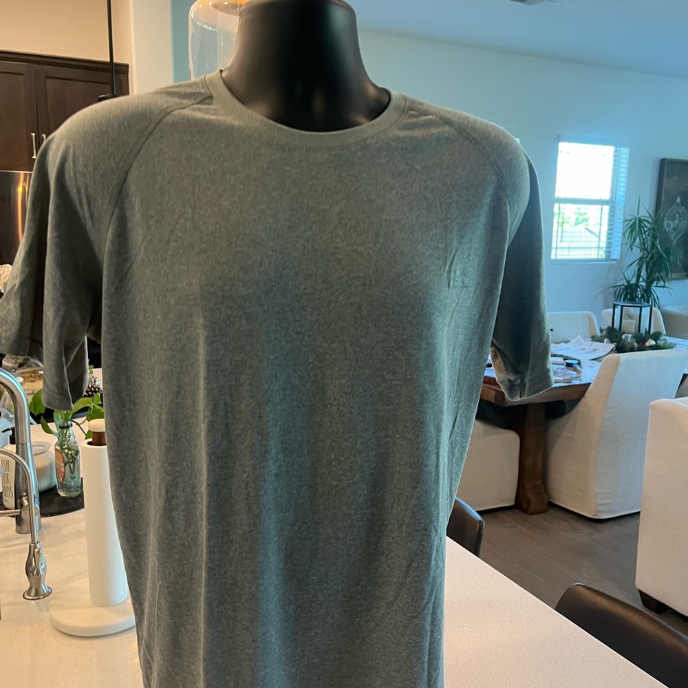 Under Armour Men's Heather Gray Short Sleeve Tee heat Gear